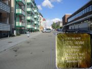 Stolperstein für Lotte Adam geb. Mamlock, mittig auf der Nordseite der Scharrnstraße