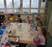 Kita Kinderland Hort Kreativangebot, Luftballons mit Pappmache bekleben