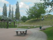 Kita Kinderland Hort Spielplatz mit Tischtennisplatte und Hügel