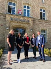 Bürgermeister Hendrik Sommer mit den neuen Auszubildenden der Prenzlauer Stadtverwaltung Anne-Maria Franke, Sophia Großkopf und Janice Lenz sowie Ausbildungsleiterin Eileen Porath. 