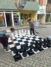 Auch das Schachspiel wird wieder auf die Straße geholt, wenn das 