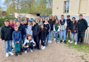 Frau Zierach mit Kindern der Diesterweg-Grundschule