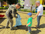 Beim Müllsammeln wurde der Bürgermeister von dem kleinen Johann und seinem Papa Mario Göppert unterstützt. 