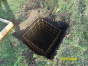 rechteckiges Loch für Fundament der Urnenstelenanlage, mit Stahlbewehrung