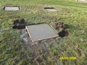 rechteckiges Fundament mit eingeschalten Beton für die Urnenstelenanlage vom 15.01.2020