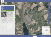 Geoportal Oberfläche mit Kartenbereich, Seitenbereich, Funktionsleiste, Navigationswerkzeug, Übersichtskarte, Im Kartenbereich ist Orthophoto von Prenzlau zu sehen, die Menüfarben sind Blau und Grün 