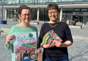 Nicole Pohling und Antje Lang werben für die Aktion GlücksShopping. 