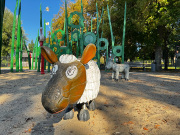 Das Schaf und alle anderen Figuren auf dem sogenannten LaGA-Spielplatz an der Uckerpromenade bekommen einen neuen Anstrich. 